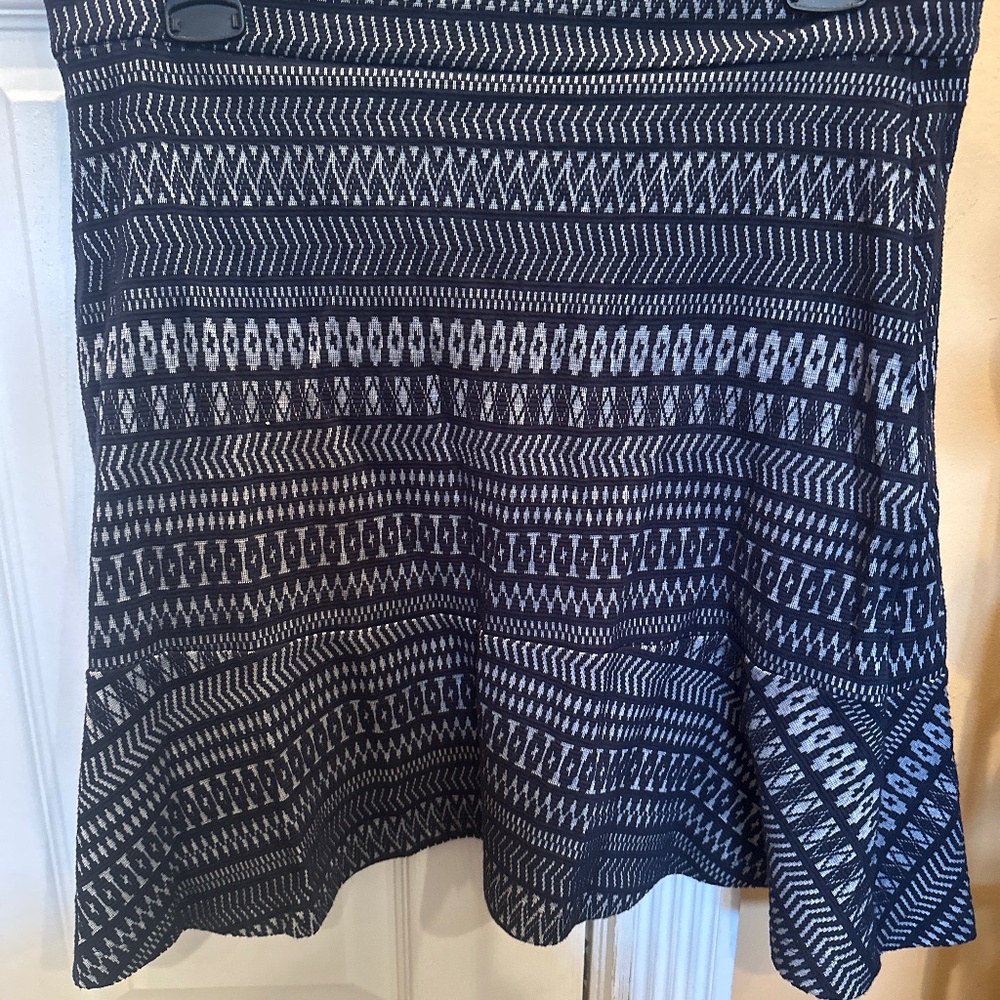 Banana Republic flirty skirt- blue pattern size 4